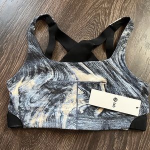NWT lululemon esker bra size 6